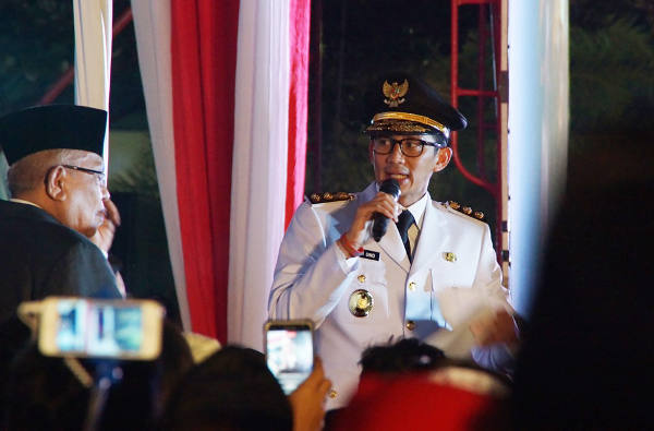 Wakil Gubernur DKI Jakarta Sandiaga Uno berpidato di hadapan pendukungnya di Balai Kota Jakarta, 16 Oktober 2017.