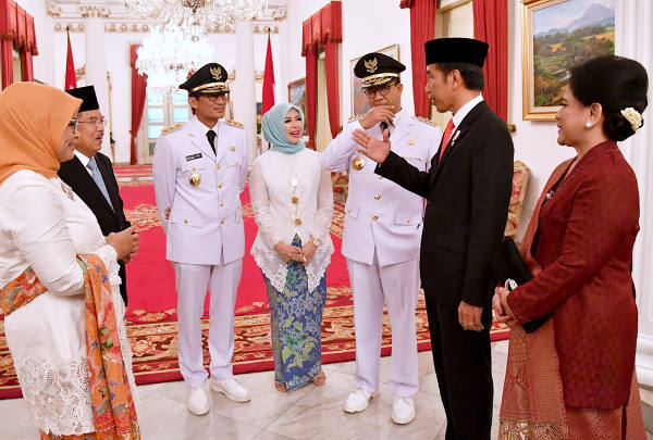 Presiden Jokowi didampingi ibu negara Iriana dan Wakil Presiden Jusuf Kalla berbincang dengan Gubernur dan Wakil Gubernur DKI Jakarta, Anies Baswedan dan Sandiaga Uno di Istana Negara, 16 Oktober 2017.