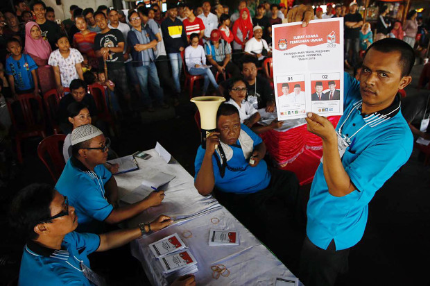 Petugas Kelompok Penyelenggara Pemungutan Suara memperlihatkan surat suara yang tidak dicoblos ketika penghitungan suara dilakukan di TPS Jalan Lodan, Ancol, Jakarta Utara, 17 April 2019. (Keisyah Aprilia/BeritaBenar)