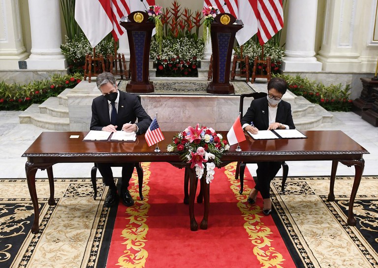Menteri Luar Negeri AS Antony Blinken, kiri, dan Menteri Luar Negeri Indonesia Retno Marsudi menandatangani Nota Kesepahaman di Gedung Pancasila, Kementerian Luar Negeri RI, di Jakarta, Selasa, 14 Desember 2021. [AP]