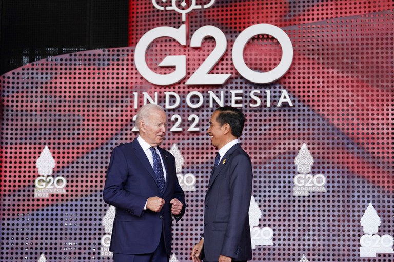Presiden AS Joe Biden (kiri) berbicara dengan Presiden Joko “Jokowi” Widodo saat tiba untuk menghadiri KTT G20 di Nusa Dua, Bali, 15 November 2022. [Kevin Lamarque/Pool/AFP]