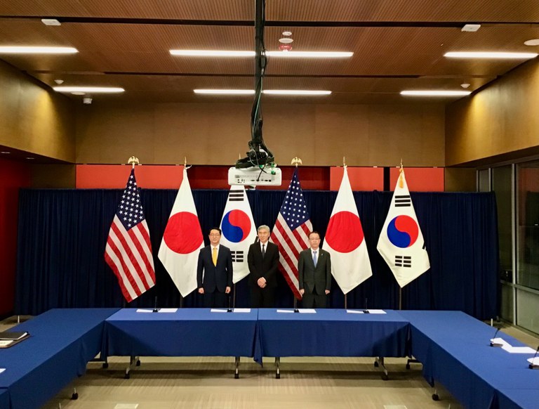 Perwakilan Khusus AS untuk Korea Utara Sung Kim (tengah) didampingi Kim Gunn - Perwakilan Khusus Korea Selatan untuk Urusan Perdamaian dan Keamanan Semenanjung Korea (kiri) dan Funakoshi Takehiro - Direktur Jenderal Biro Urusan Asia dan Oseania Kementerian Luar Negeri Jepang, berfoto bersama pada pembukaan Pertemuan Trilateral ke-5 para utusan nuklir negara-negara itu untuk mengatasi ancaman keamanan yang meningkat dari Korea Utara di Jakarta, 13 Desember 2022. [Ismira Lutfia Tisnadibrata/BenarNews]