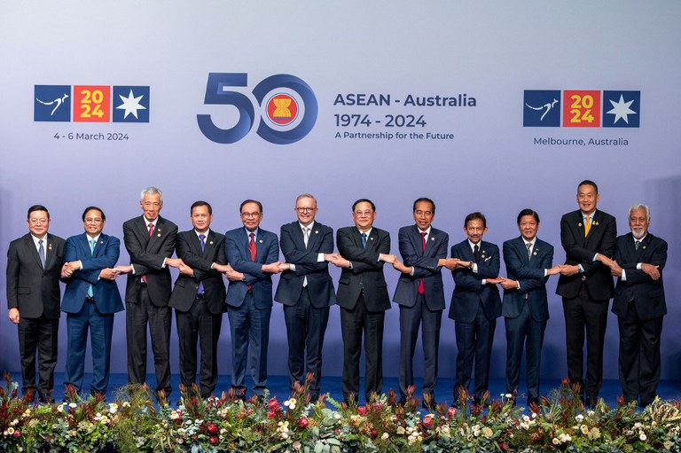 Para pemimpin negara-negara ASEAN, termasuk Timor Leste yang berstatus pengamat, dan Australia berfoto bersama pada KTT Khusus ASEAN-Australia di Melbourne, 5 Maret 2024. [Irene Dowdy/ASEAN-Australia Special Summit 2024 via AFP]