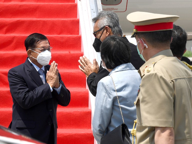 Jenderal Senior Myanmar, Min Aung Hlaing (kiri) tiba di Bandar Udara Internasional Soekarno-Hatta di Tangerang, 24 April, 2021. [Istana Kepresidenan Indonesia]