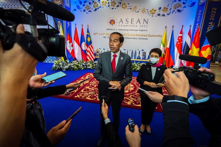 Presiden Indonesia Joko “Jokowi” Widodo didampingi oleh Menteri Luar Negeri Retno Marsudi berbicara kepada wartawan dalam KTT ASEAN di Phnom Penh, 11 November 2022. [Apunam Nath/AP]