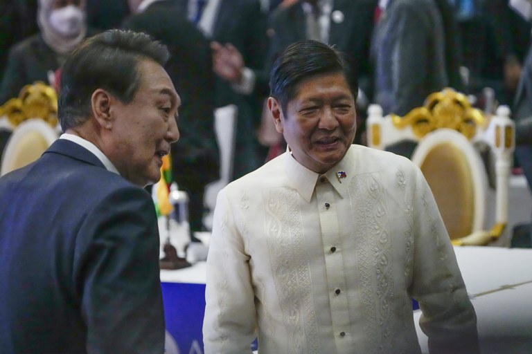 Presiden Korea Selatan Yoon Suk-yeol (kiri) berbicara dengan Presiden Filipina Ferdinand Marcos Jr. dalam pertemuan ASEAN-Korea Selatan di Phnom Penh, 11 November 2022. [AP Photo/Anupam Nath]
