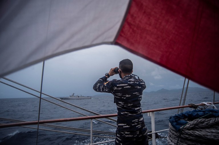 Seorang taruna TNI Angkatan Laut memantau sinyal KRI Diponegoro-365 saat latihan bersama menjaga perbatasan Indonesia, di Laut Natuna Utara, Kepulauan Riau, 1 Oktober 2021. [Muhammad Adimaja/Antara Foto/via Reuters]