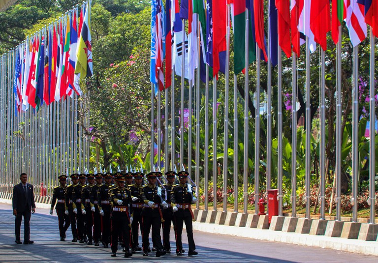 Pasukan keamanan berbaris dan bersiaga di sekitar lokasi KTT ASEAN di Jakarta, 5 September 2023. [Eko Siswono Toyudho/BenarNews]