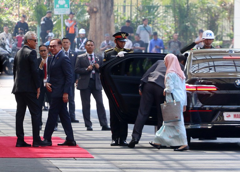 Perdana Menteri Malaysia Anwar Ibrahim tiba di Jakarta Convention Center (JCC) Senayan untuk mengikuti acara pembukaan KTT ASEAN di Jakarta, 5 September 2023. [Eko Siswono Toyudho/BenarNews]
