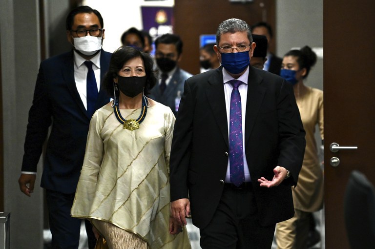Menteri Luar Negeri Malaysia Saifuddin Abdullah (kanan) dan Utusan Khusus Sekjen PBB untuk Myanmar, Noeleen Heyzer, menghadiri konferensi pers di Gedung Parlemen di Kuala Lumpur, 26 Juli 2022. [Foto dokumentasi dari Departemen Informasi Malaysia via AP]