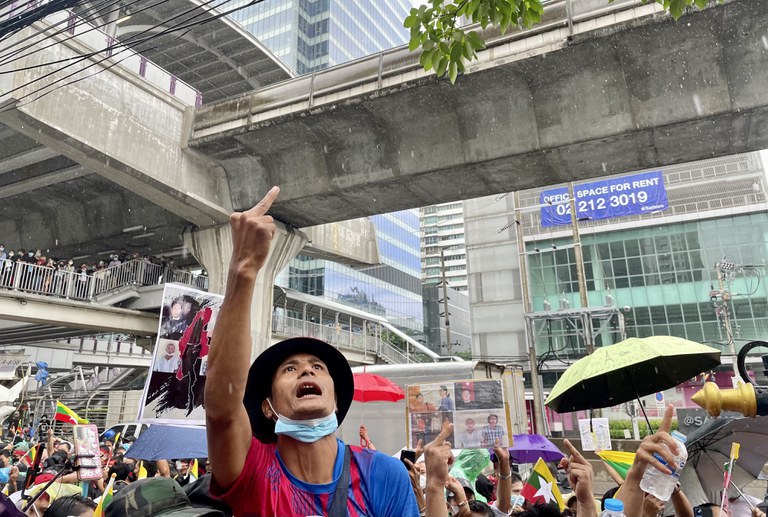 Seorang pengunjuk rasa asal Burma menunjukkan kemarahan atas eksekusi Myanmar terhadap empat aktivis oposisi, saat demonstrasi di luar kedutaan besar Myanmar di Bangkok, 26 Juli 2022. [Subel Rai Bhandari/BenarNews]