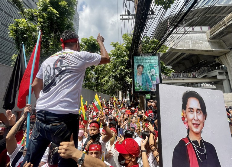 Seorang pengunjuk rasa berbicara berbicara dalam rapat umum di luar Kedutaan Besar Myanmar di Bangkok untuk mengutuk eksekusi empat tahanan politik oleh junta militer Burma, 26 Juli 2022. [Subel Rai Bhandari/BenarNews]