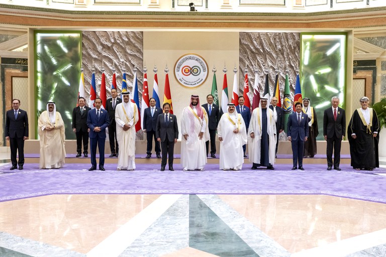 Para pemimpin ASEAN dan kepala negara Dewan Kerja sama Teluk berfoto bersama dalam KTT perdana mereka, di Riyadh, Arab Saudi, 20 Oktober 2023. [Hamad Al-Khaabi/UAE Presidential Court/AFP]