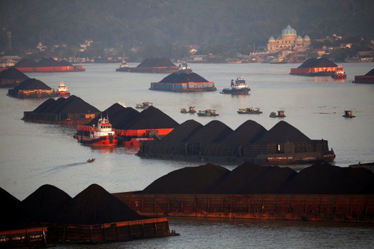 Tongkang batu bara digambarkan sedang mengantre untuk ditarik di sepanjang Sungai Mahakam di provinsi Kalimantan Timur, Indonesia, 31 Agustus 2019. [Reuters]