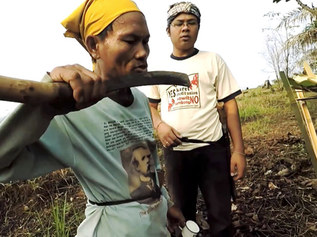 Gambar dari film Asimetris, tokoh adat Dayak melakukan ritual sebelum memulai masa turun ke ladang di Kalimantan. (Zahara Tiba/BeritaBenar)
