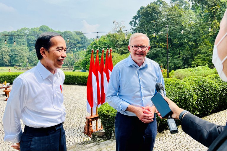 Presiden Indonesia Joko Widodo dan Perdana Menteri Australia Anthony Albanese berinteraksi dengan para jurnalis di Istana Kepresidenan RI di Bogor, Jawa Barat, 6 Juni 2022. [Handout Istana Kepresidenan RI]