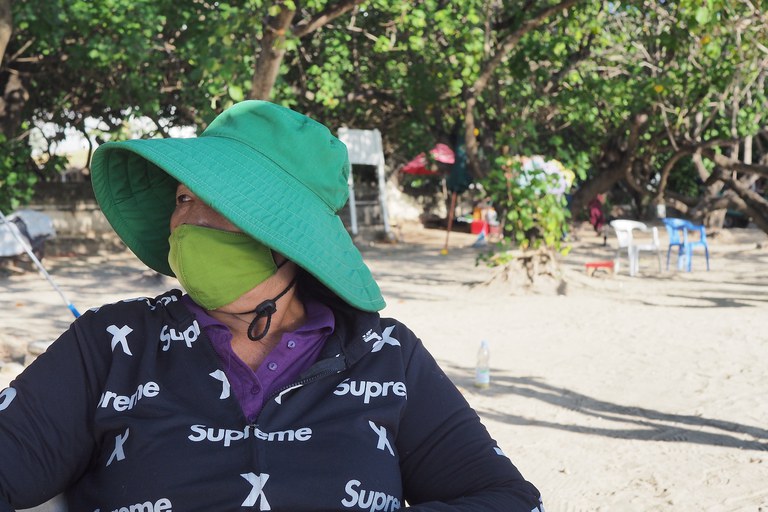 Gek Ratih, seorang penjual souvenir, mengeluhkan tidak mendapatkan penghasilan selama pandemi COVID-19, di Pantai Kuta, Bali, 23 September 2021. [Anton Muhajir/BenarNews]