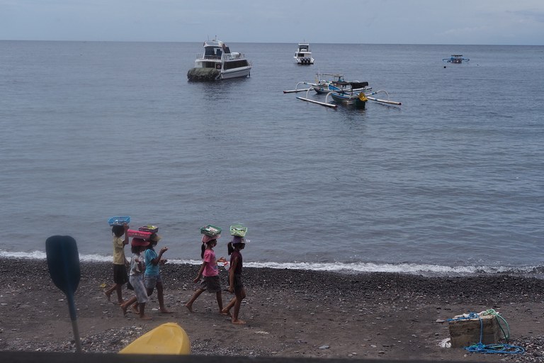 Anak-anak penjual suvenir berkeliling di Pantai Amed yang tampak sepi di Karangasem, Bali, 13 September 2021. [Anton Muhajir/BenarNews]