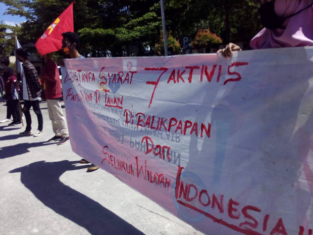 Aksi mahasiswa Balikpapan menuntut dibebaskannya para aktivis Papua dalam persidangan mereka di Pengadilan Negeri Balikpapan, Kalimantan Timur, 17 Juni 2020. 