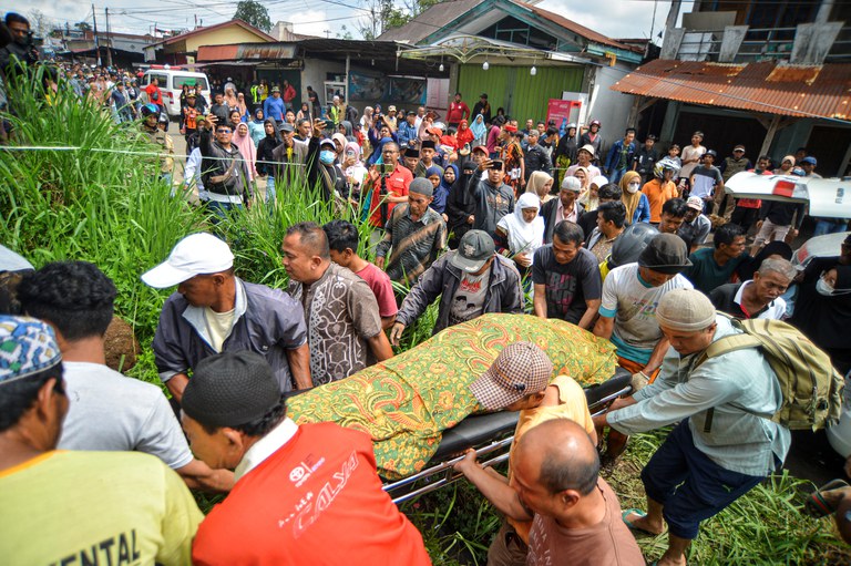 Warga membawa jenazah korban banjir bandang dan tanah longsor di Agam, Provinsi Sumatra Barat, 12 Mei 2024. [Antara Foto/Iggo El Fitra/via Reuters]
