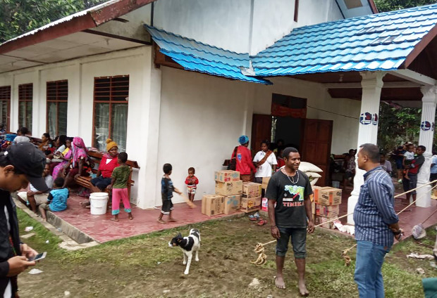 Warga korban banjir mengungsi di Gereja Imanuel Kampung Toladan, Kabupaten Jayapura, Papua, 19 Maret 2019. (Victor Mambor/BeritaBenar)