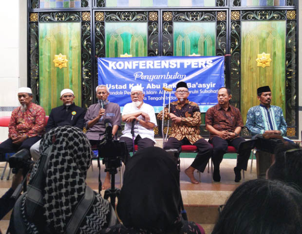 Putra Abu Bakar Ba’asyir, Abdul Rasyid (tiga dari kiri), Ketua Yayasan Pondok Pesantren Al Mukmin Ngruki Wahyudin (empat dari kiri), dan Direktur Pondok Pesantren Al Mukmin Ngruki (tiga dari kanan) saat menggelar jumpa pers di Ponpes Al Mukmin Ngruki, Sukoharjo, Jawa Tengah, 23 Januari 2019. (Kusumasari Ayuningtyas/BeritaBenar) 