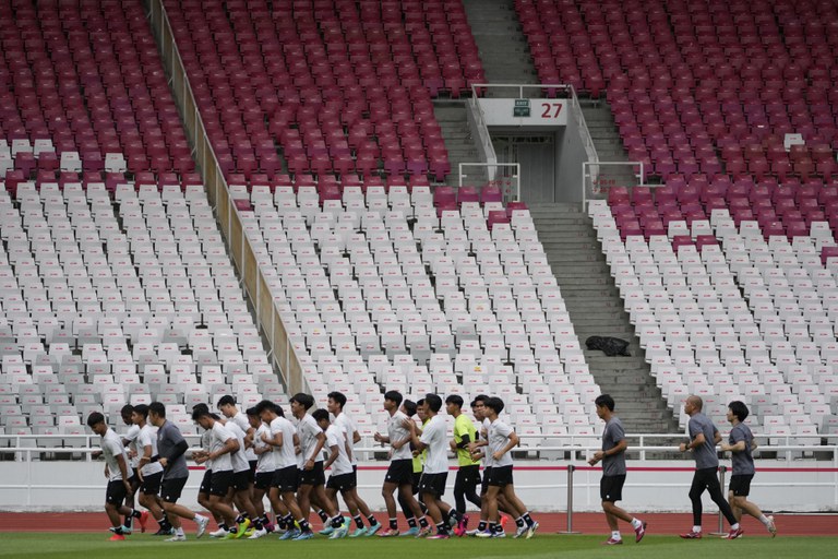 Anggota Timnas U-20 Indonesia berlari di Stadion Utama Gelora Bung Karno, Jakarta, 1 April 2023. [Achmad Ibrahim/AP Photo]