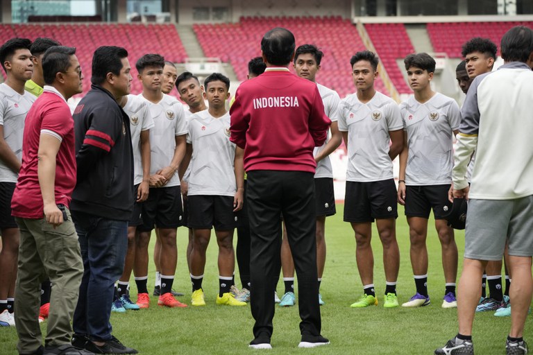 Presiden Joko Widodo berbicara dengan tim Garuda Muda, para pemain tim nasional Indonesia yang sejatinya direncanakan untuk berlaga pada kejuaraan Piala Dunia U-20 di Gelora Bung Karno di Jakarta, setelah FIFA membatalkan Indonesia sebagai tuan rumah kejuaraan tersebut. 1 April 2023. [Achmad Ibrahim/AP Photo]