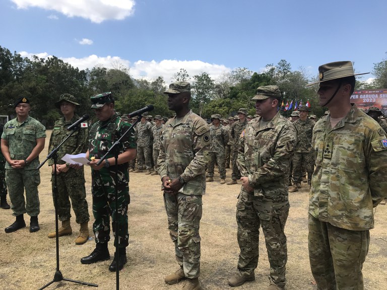 Panglima TNI Laksamana Yudo Margono (ketiga dari kiri) didampingi sejumlah kepala pasukan dari negara peserta, berbicara dalam pembukaan latihan militer gabungan Super Garuda Shield di Pusat Latihan Tempur Marinir, Baluran, Situbondo, Jawa Timur, 31 Agustus 2023. [Eko Widianto/BenarNews]
