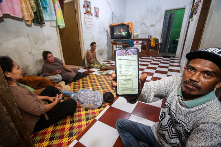 Edi Suriana, warga Desa Suralaya yang tinggal di dekat PLTU Suralaya, di Cilegon, Banten, memperlihatkan surat rujukan dokter untuk putranya yang menderita sesak napas, pada 20 Oktober 2024. [Eko Siswono Toyudho/BenarNews]