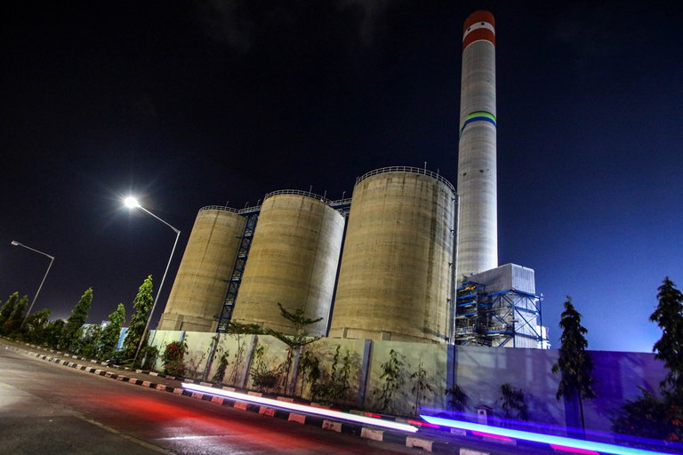 Sebagian dari kompleks PLTU Suralaya terlihat pada malam hari di Kota Cilegon, Banten, 20 Oktober 2024. [Eko Siswono Toyudho/BenarNews]