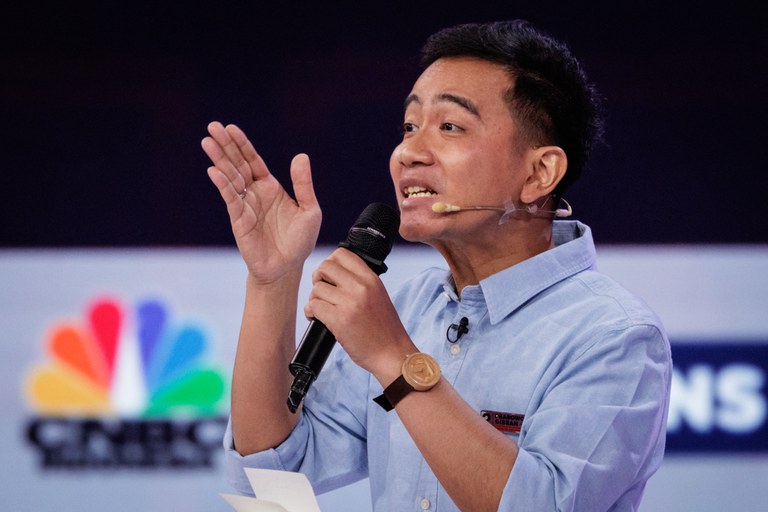 Calon wakil presiden Gibran Rakabuming Raka yang adalah putra sulung Presiden Joko Widodo, berbicara saat debat para calon wakil presiden di Jakarta pada 22 Desember 2023. [Yasuyoshi Chiba/AFP]
