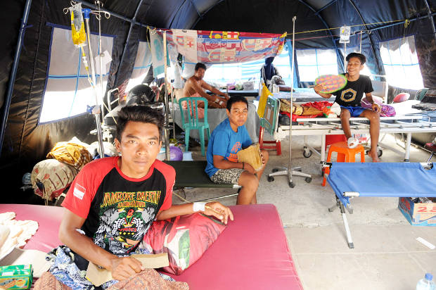 Sejumlah korban gempa dan tsunami menjalani perawatan di bawah tenda rumah sakit darurat di Palu, Sulawesi Tengah, 9 Oktober 2018. (Keisyah Aprilia/BeritaBenar)