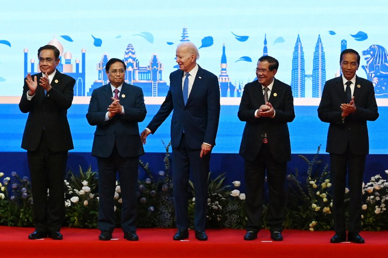 Dari kiri: Perdana Menteri (PM) Prayut Chan-O-Cha dari Thailand, PM Vietnam Pham Minh Chinh, Presiden AS Joe Biden, PM Kamboja Hun Sen dan Presiden Indonesia Joko Widodo berfoto dalam KTT ASEAN-AS sebagai bagian dari KTT ASEAN di Phnom Penh pada 12 November 2022. [Tang Chhin Sothy/AFP]