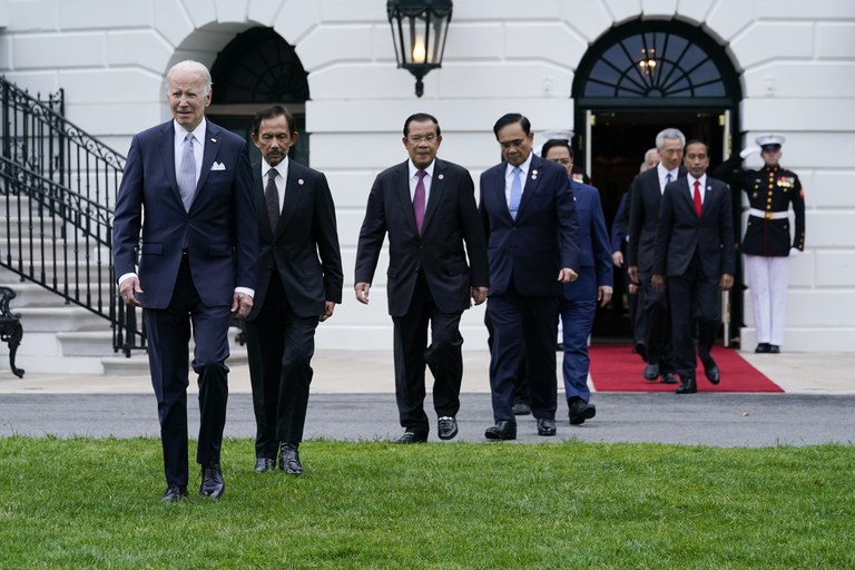Presiden AS Joe Biden (kiri) dan para pemimpin dari Perhimpunan Bangsa-Bangsa Asia Tenggara (ASEAN) tiba untuk foto bersama di halaman selatan Gedung Putih di Washington DC, 12 Mei 2022. [AFP].