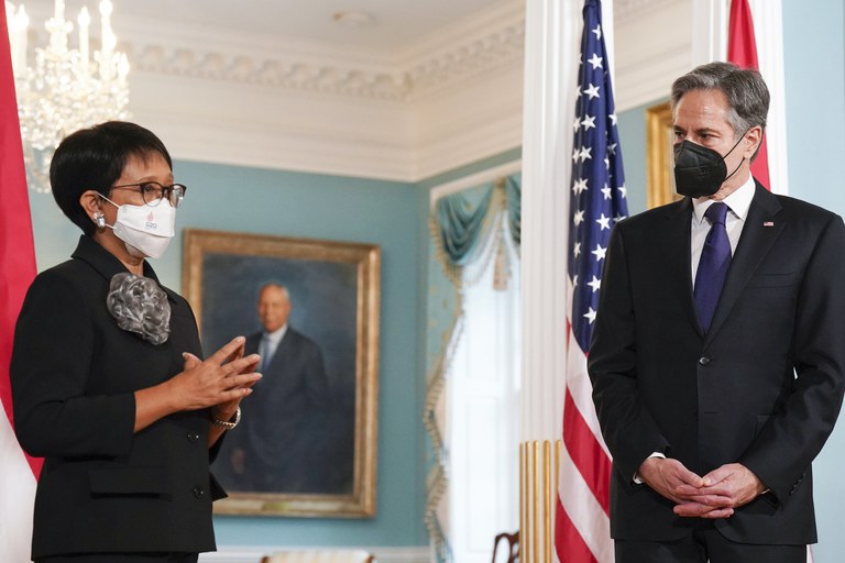 Menlu AS Antony Blinken bertemu dengan Menlu RI Retno Marsudi di Departemen Luar Negeri di Washington, Jumat, 13 Mei 2022. [AP]