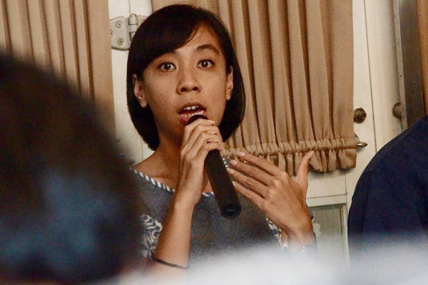 Koordinator Riset dan Kebijakan LBH Masyarakat, Ajeng Larasati, berbicara kepada para wartawan saat jumpa pers di Jakarta, 5 Maret 2018. (Arie Firdaus/BeritaBenar)