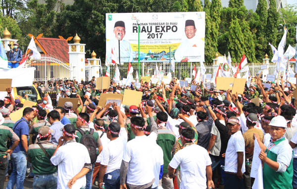 Ribuan massa Serikat Pekerja Seluruh Indonesia (SPSI) menggelar unjuk rasa di Pekanbaru, ibukota Riau, 23 Oktober 2017. 