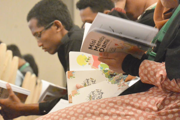 Peserta membaca buku petunjuk permainan pesan perdamaian di Solo, 18 November 2017. (Kusumasari Ayuningtyas/BeritaBenar)