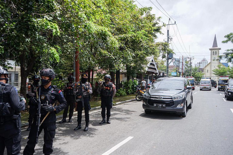 Sejumlah polisi bersenjata lengkap berjaga pasca-ledakan diduga bom bunuh diri di depan Gereja Katedral Makassar, Sulawesi Selatan, Minggu, 28 Maret 2021. [ Daeng Mansur/BenarNews]