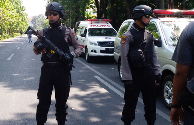 Polisi berjaga dekat Gereja Kristen Indonesia di Surabaya, Jawa Timur, 13 Mei 2018. (Yovinus Guntur/BeritaBenar)  