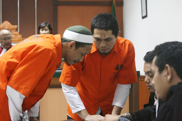 erdakwa kasus terorisme Agus Satrio Widodo (kanan) dan Syamsul Arifin (kiri) dalam persidangan di Pengadilan Negeri Jakarta Barat, Kamis, 15 November 2018. (Lutfi A.B/BeritaBenar)