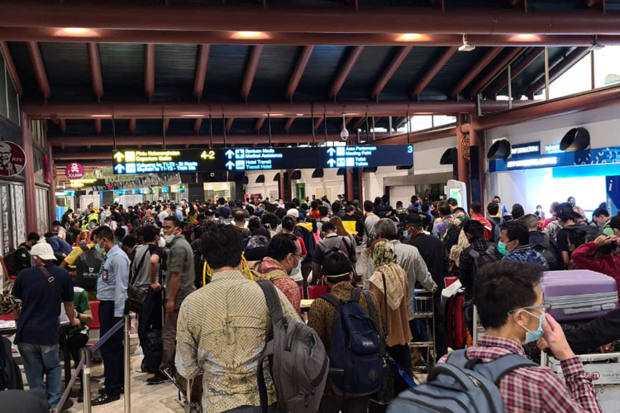 Kerumunan calon penumpang tampak di Terminal 2 Bandara Soekarno-Hatta di tengah pandemi COVID-19, di Jakarta, 14 Mei 2020. [ANTARA/Via Reuters]