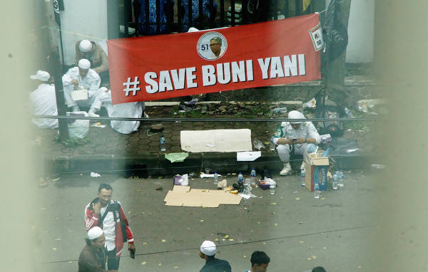 Pendukung Buni Yani menunggu di depan Gedung Perpustakaan dan Kearsipan Kota Bandung, Jawa Barat, 14 November 2017. (Arie Firdaus/BeritaBenar)