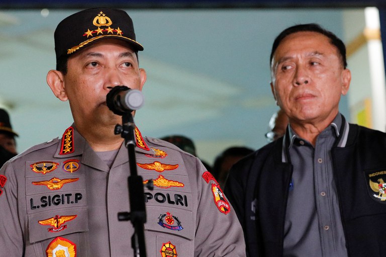 Kapolri Listyo Sigit Prabowo (kiri) berbicara, sementara ketua Persatuan Sepak Bola Seluruh Indonesia (PSSI) Mochamad Iriawan mendengarkan, dalam konferensi pers setelah kunjungan keduanya ke Stadion Kanjuruhan, Malang, 2 Oktober 2022. [Willy Kurniawan/Reuters]