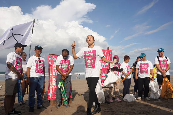 Melati Wijsen bersama warga saat aksi bersih sampah di Kuta, 24 Februari 2018. (Anton Muhajir/BeritaBenar)