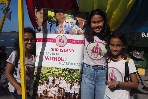 Isabel Wijsen (tengah) ketika kampanye Bye Bye Plastic Bags di Pelabuhan Benoa, 14 April 2018. (Muhajir/BeritaBenar)