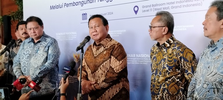 Menteri Pertahanan Prabowo Subianto (tengah) berbicara ke awak media didampingi Menteri Koordinator Perekonomian Airlangga Hartarto (kiri), Menteri Perdagangan Zulkifli Hasan (kedua dari kanan) dan Menteri Kelautan dan Perikanan Sakti Wahyu Trenggono (kanan) usai acara seminar terkait pembangunan  tanggul laut raksasa, di Jakarta, 10 Januari 2024. [Tria Dianti/BenarNews]
