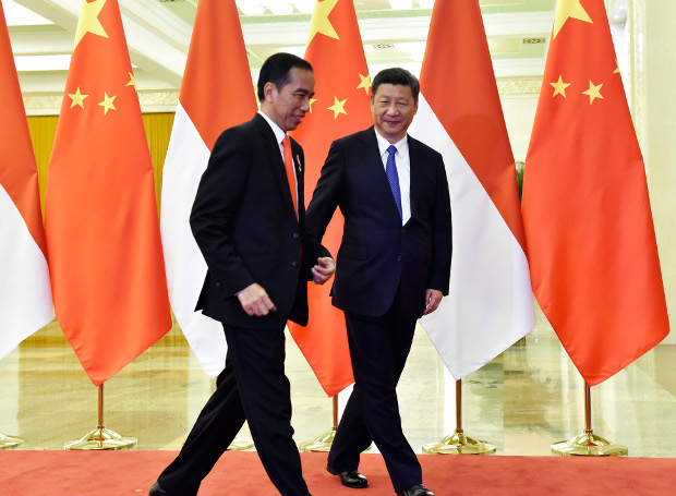 Presiden Indonesia Joko Widodo (kiri) dan mitranya dari Cina, Presiden Xi Jinping bertemu saat peluncuran inisiatif ambisius China "One Belt, One Road" di Beijing, 14 Mei 2017. [AFP]