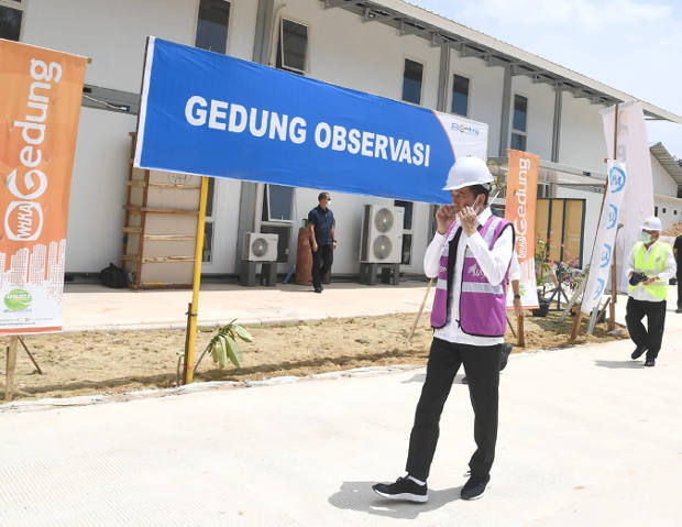 Dalam foto yang dirilis oleh Istana Kepresidenan ini, Presiden Joko “Jokowi” Widodo mengunjungi rumah sakit darurat untuk penderita COVID-19 di Pulau Galang, Kepulauan Riau, 1 April 2020. [AFP]